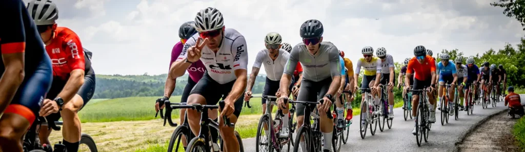 Peleton kolarski na trasie wyścigu