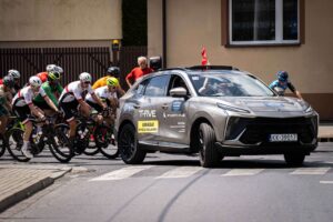 Peleton kolarski na czele z pilotem