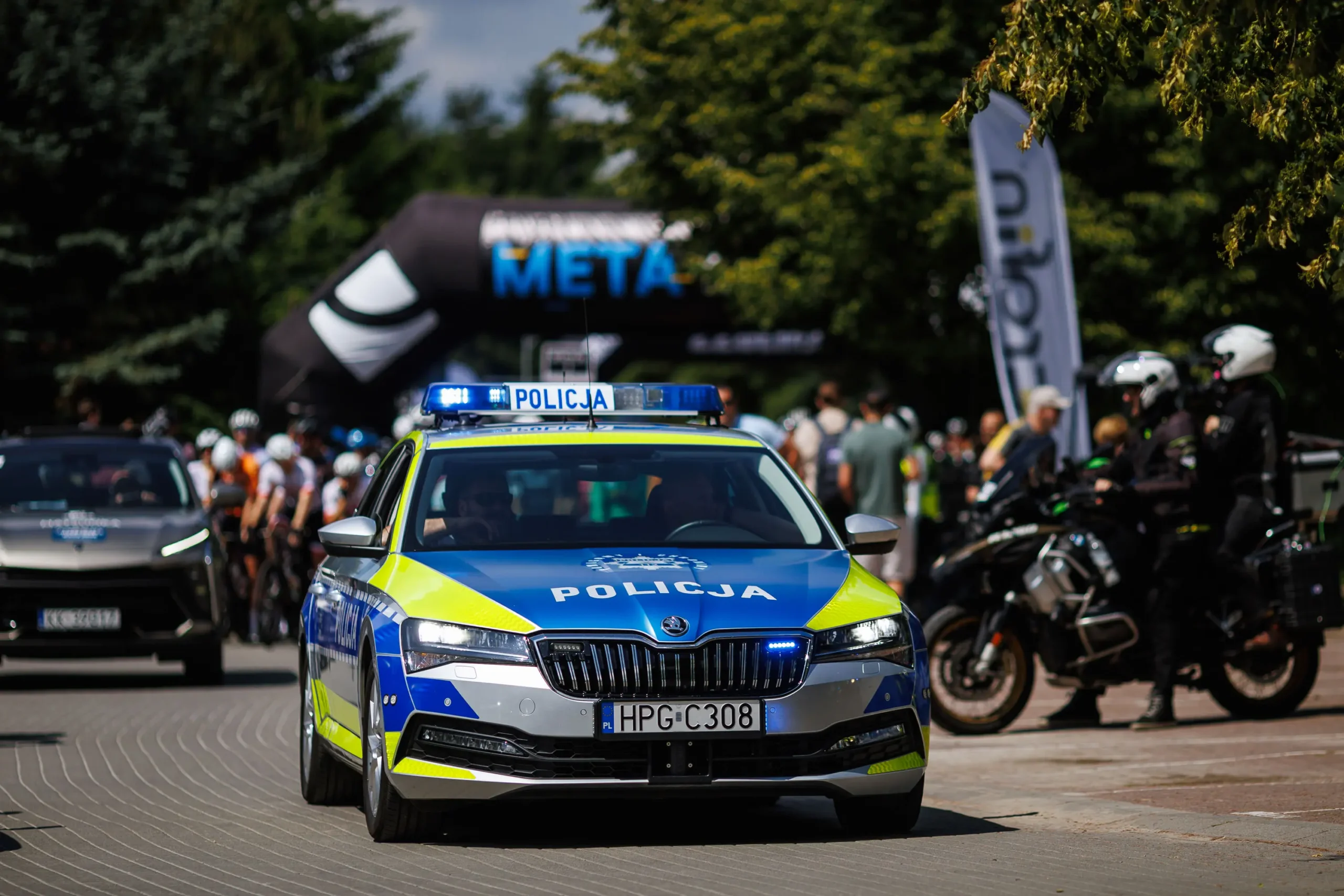 Start wyścigu kolarskiego z policją na czele