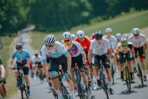 Peleton kolarski na podjeździe